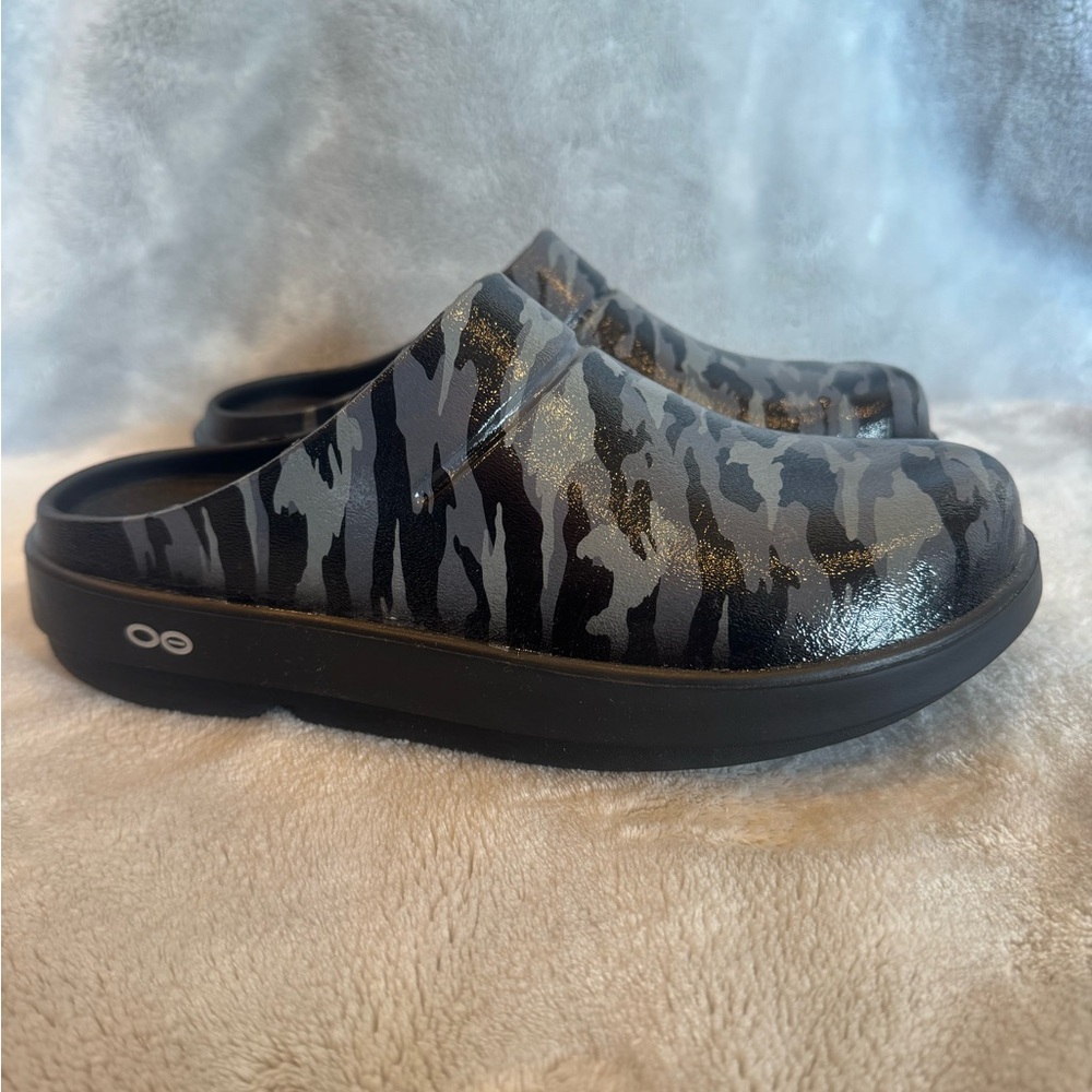WORN ONCE! OOFOS OOcloog Women’s 9 / Men’s 7 Black and Grey Camo Clog